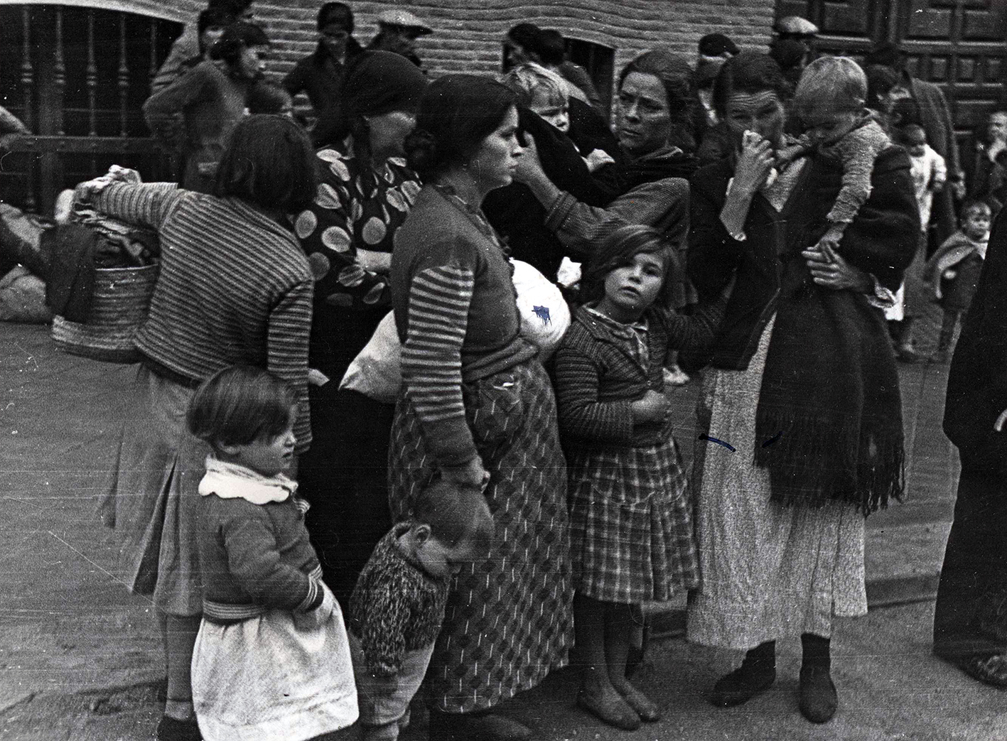 Arqueología de Imágenes SEGOVIANOS FRENTE AL HORROR DE LA GUERRA
