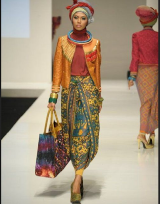 Baju kurung etnis berbahan songket dari Dian Pelangi Baju kurung etnis berbahan songket dari Dian Pelangi