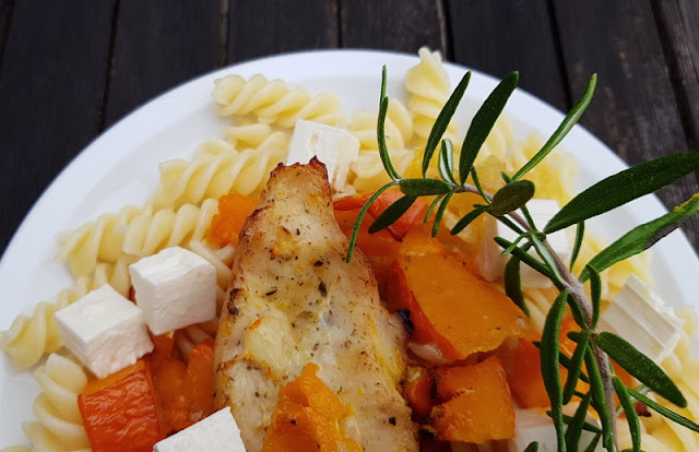 Hähnchenbrust mit Kürbis, Zwiebeln und Feta aus dem Backofen. Zubereitung und Zutaten verrate ich Euch auf Küstenkidsunterwegs!