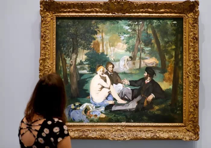 Еще одна тема артактивиста Барби - "Le Déjeuner sur l'Herbe" Мане, где обнаженную женщину сопровождают двое полностью одетых мужчин (Фото: Getty Images) "Le Déjeuner sur l'Herbe" Мане