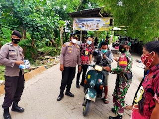 Tegakkan Prokes,  Kapolsek Barombong  Sasar Penyeberangan Perahu motor