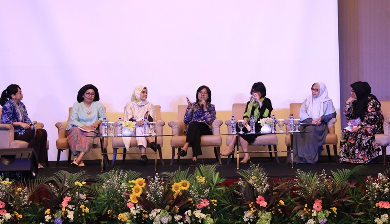 Para Pembicara, kiri ke kanan Victoria Simanungkalit, Yuliana Syafriani, Lily Puspasari, Dewi Meisari, serta perwakilan dari Pengusaha Perempuan