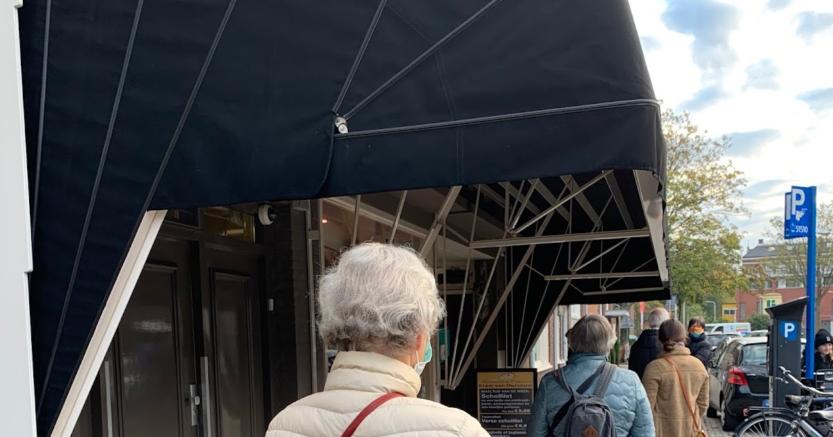 TilburgDailyPhoto Tijdsbeeld, lange rijen bij de winkels