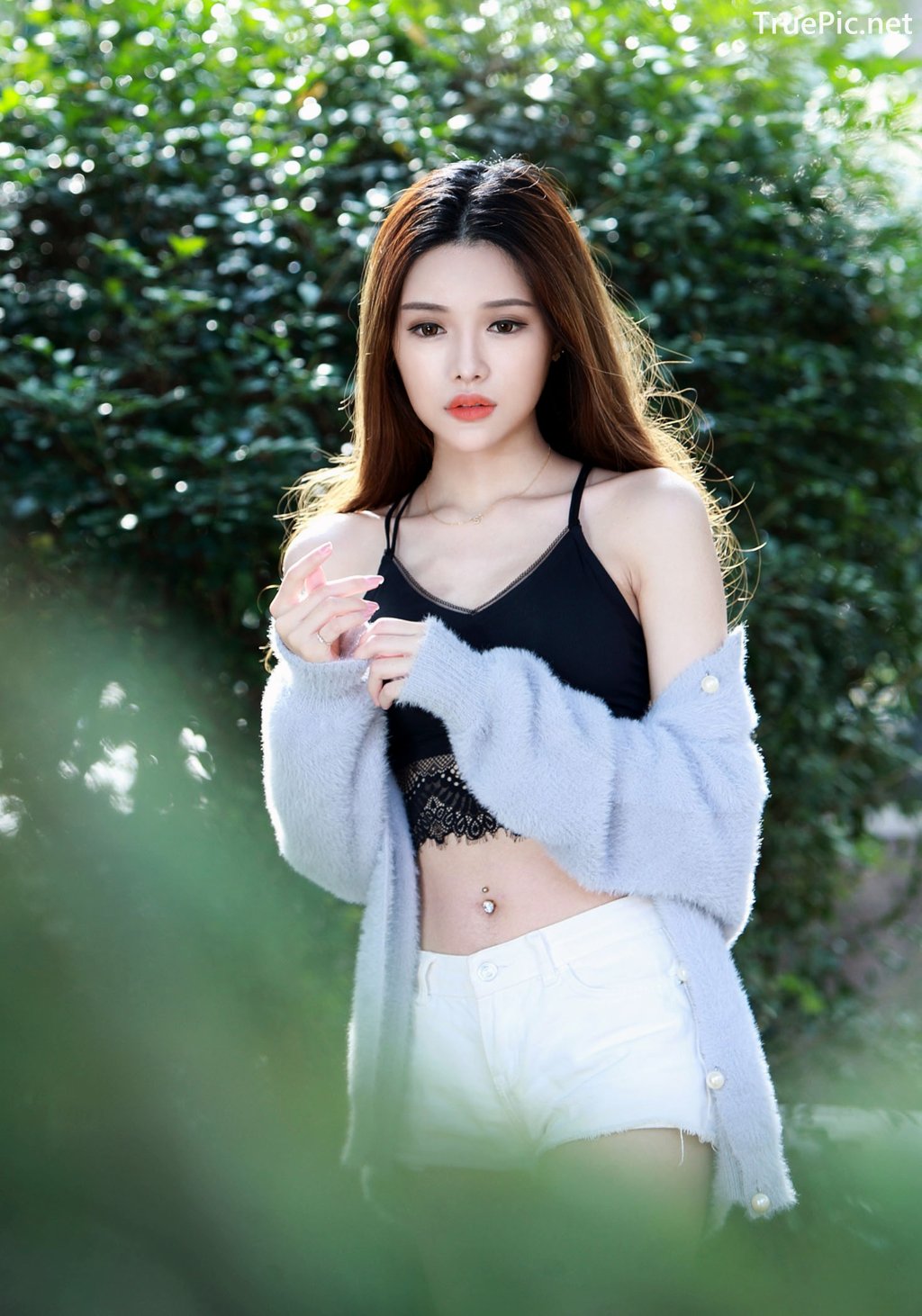 Image-Taiwanese-Model–莊舒潔–Hot-White-Short-Pants-and-Black-Crop-Top-TruePic.net- Picture-34