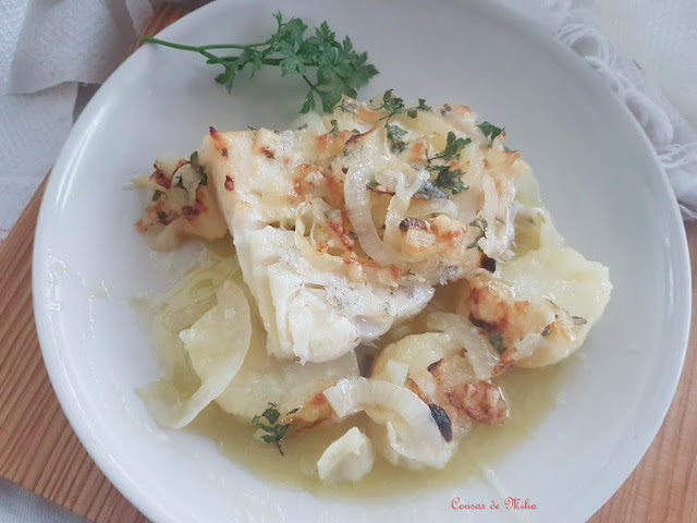 Bacalao asado con cebolla