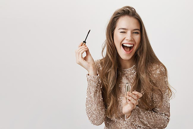 smiling-beautiful-woman-using-mascara smiling-beautiful-woman-using-mascara
