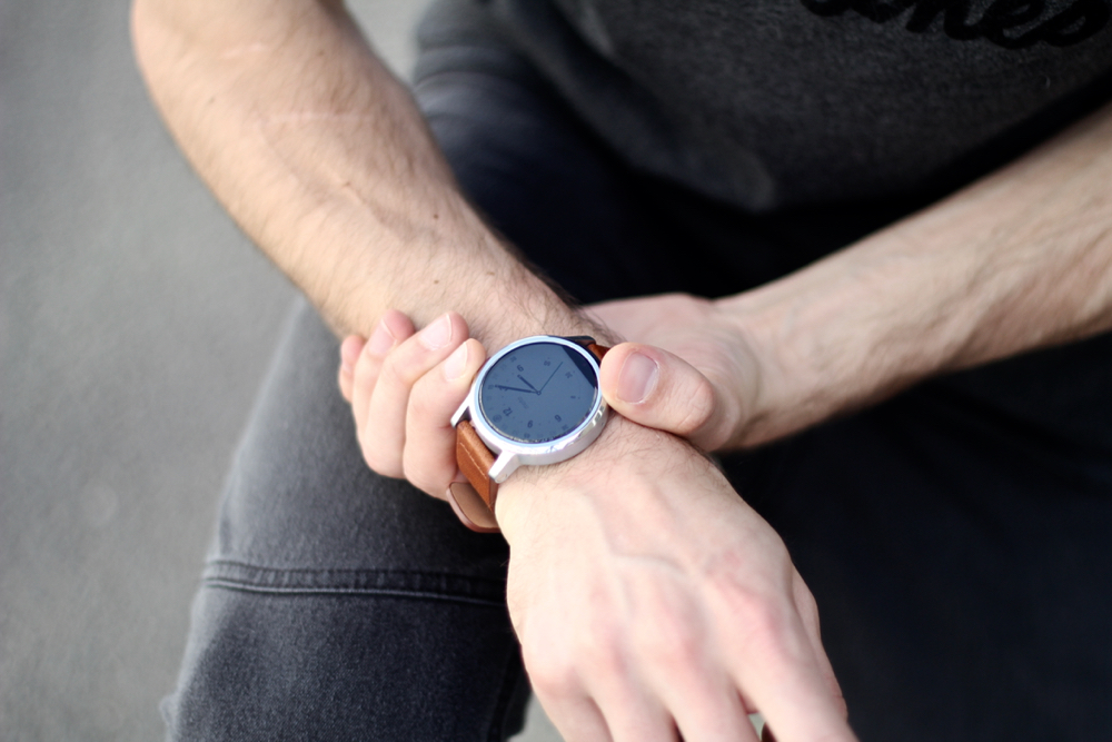 BLOG-MODE-HOMME-style-masculin-montre-connectee-motorola-cuir-iro-chocolatines-edwardson-lunettes-minimaliste-lacoste-basket-360-endliner-jeune