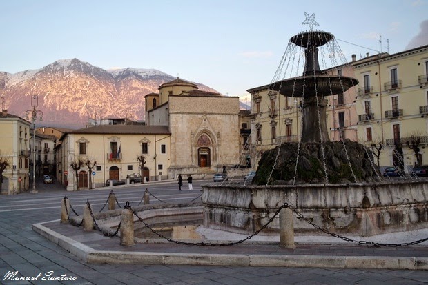 Sulmona, Piazza Garibaldi. Il Fontanone e la Chiesa di San Filippo Neri Sulmona, Piazza Garibaldi. Il Fontanone e la Chiesa di San Filippo Neri