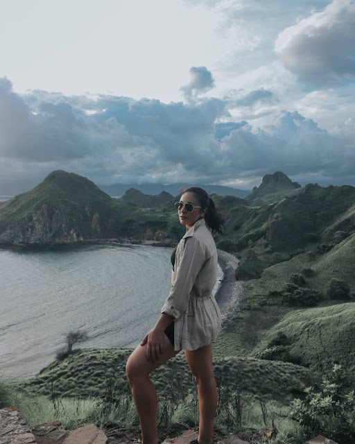 Berlatar Keindahan Puncak Bukit Padar Berlatar Keindahan Puncak Bukit Padar