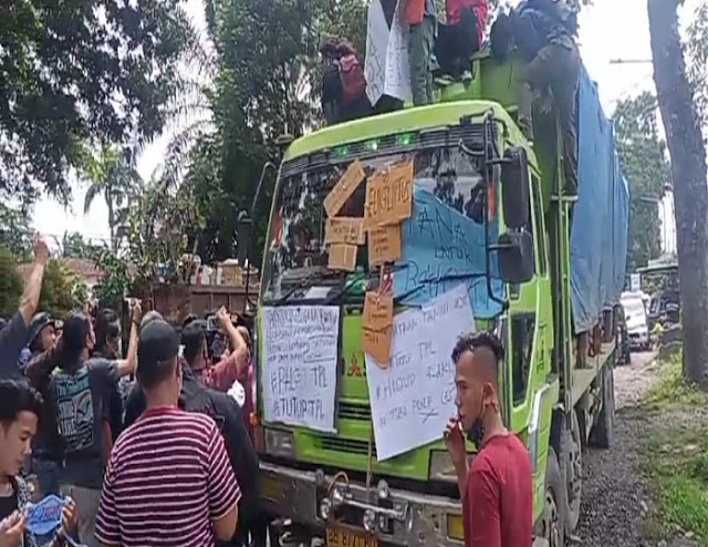 Truk Milik TPL Disandra Mahasiswa Didepan Kampus USI Siantar