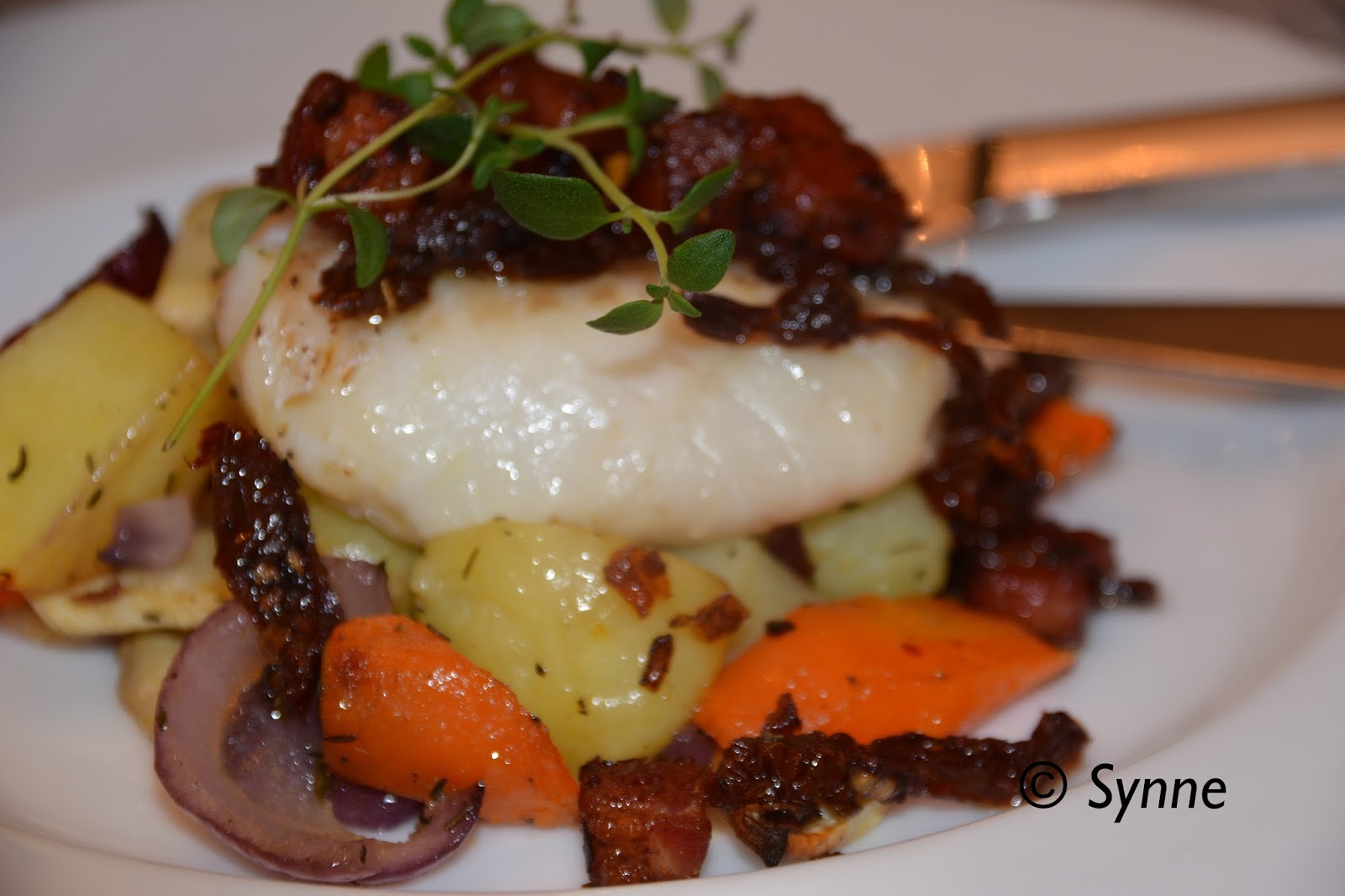 ganske enkelt Ovnsbakt torsk med timianbakte rotfrukter og bacon og