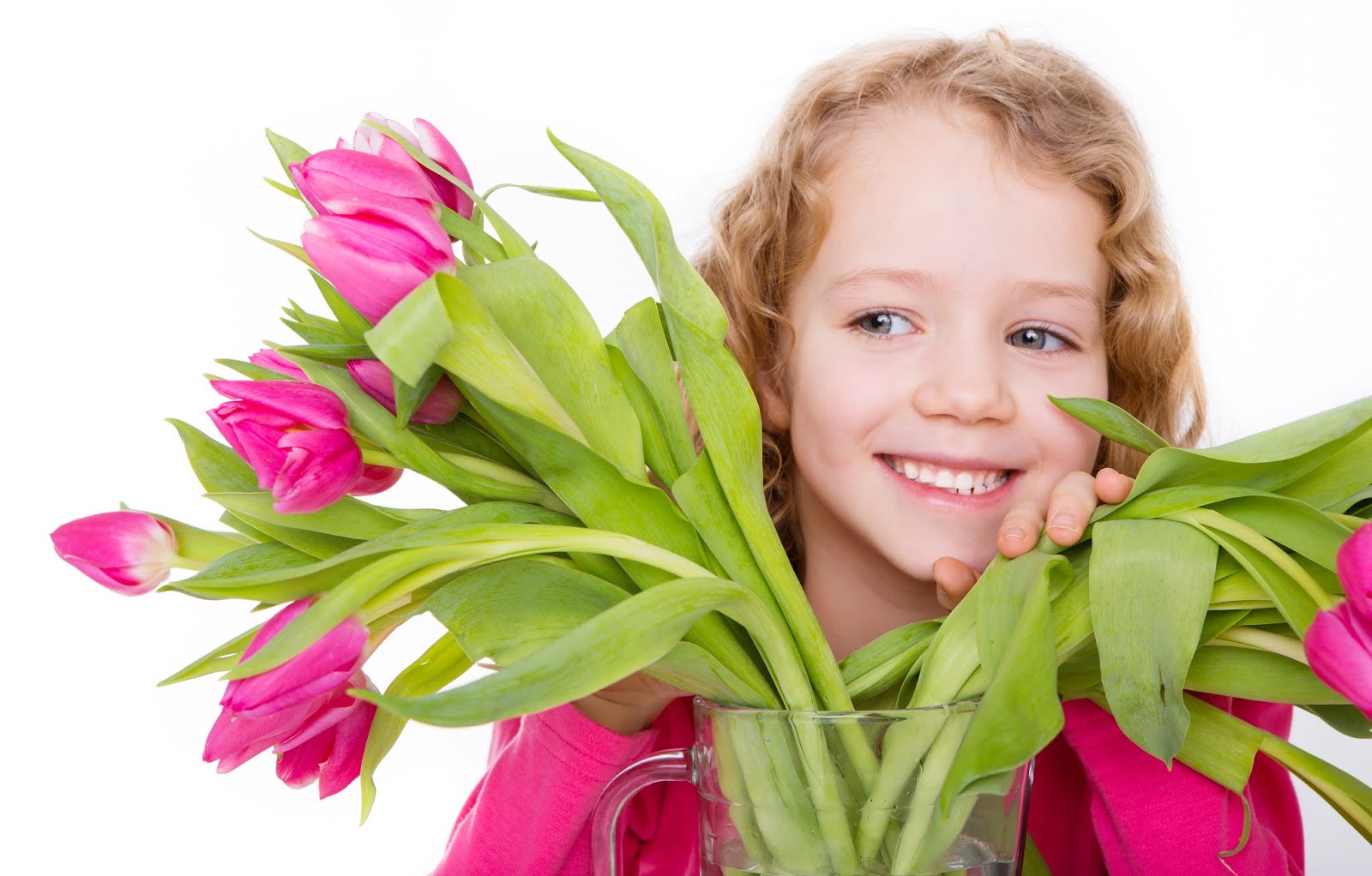 мужчина дарит букет. девочка с тюльпанами. женщина с букетом в руках. весенние цветы дарят. букетик мимозы.