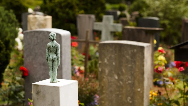 Places to Visit in Zurich in One Day with a ZVV Day Pass: small statue in Friedhof Fluntern cemetery