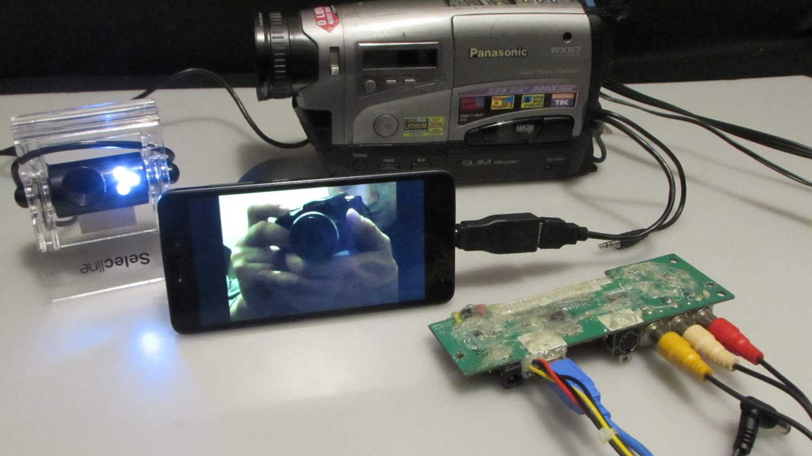 Jak podłączyć analogową kamerę do smartfona? Portal