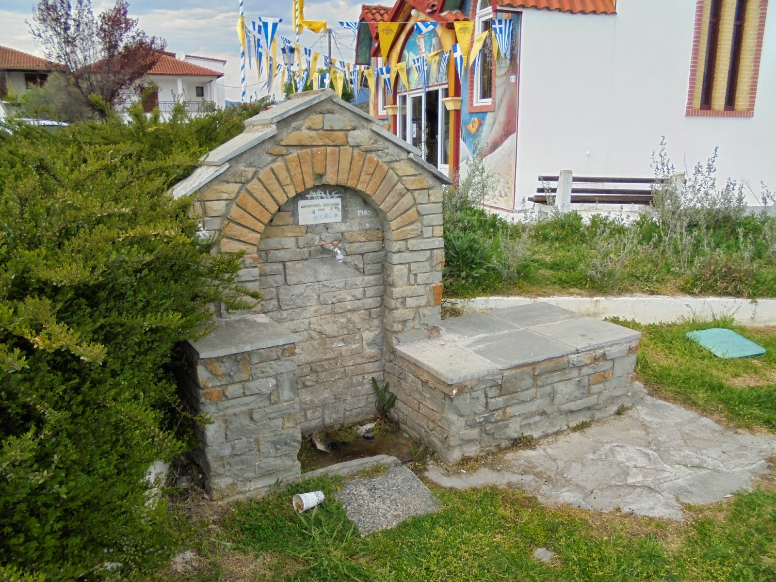 κρήνη στο ναό του αγίου Γεωργίου στη Νεράιδα της Κοζάνης