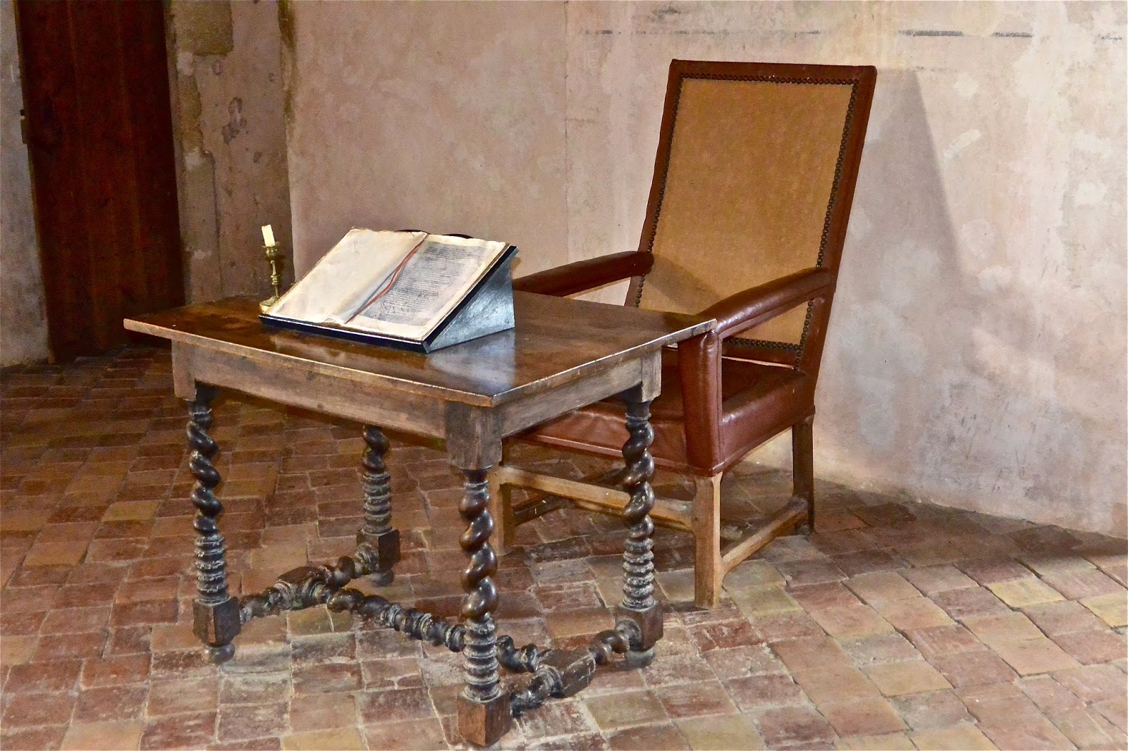 Dans le château de Montaigne son bureau situé dans la tour où il se retirait.