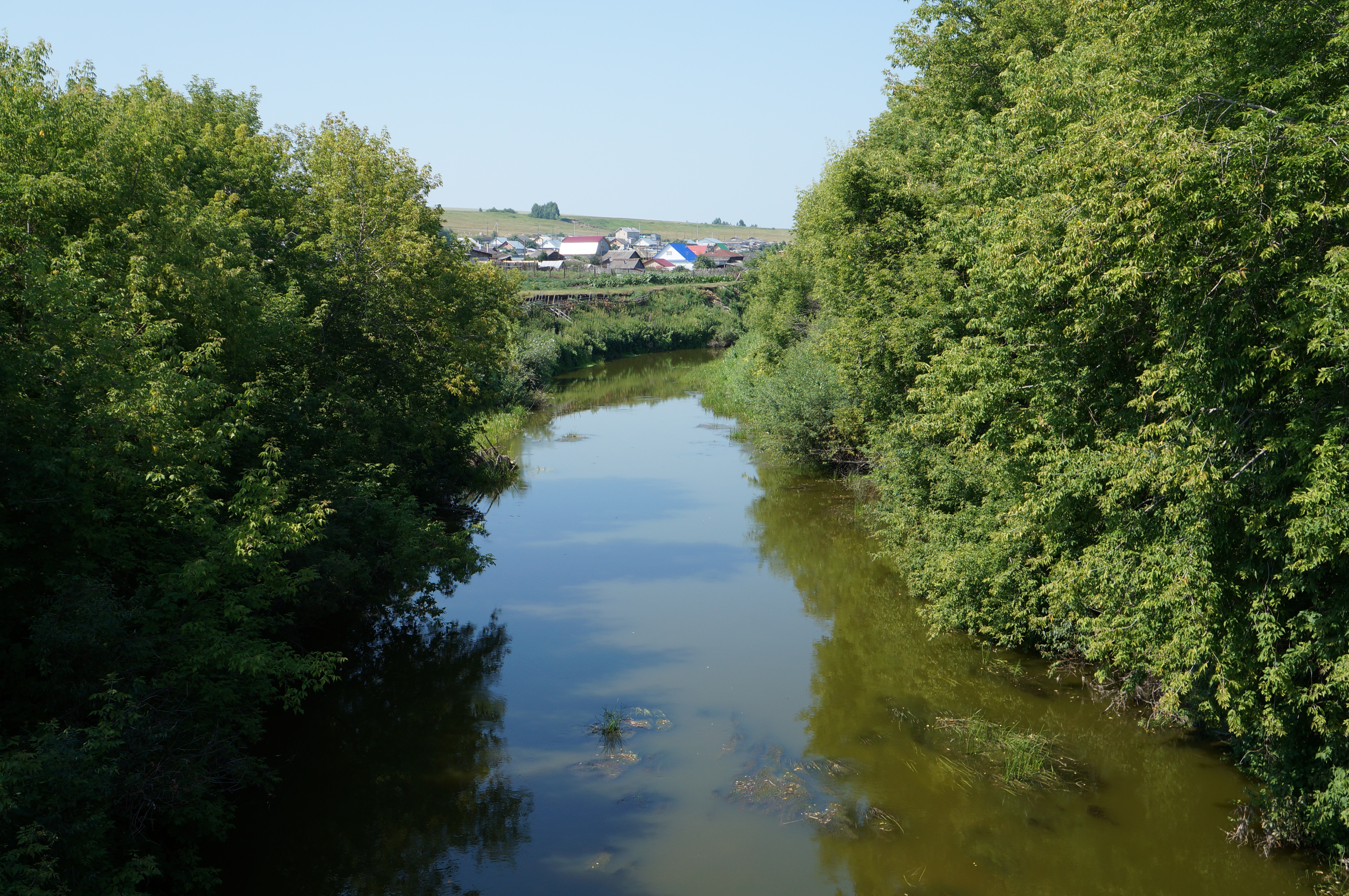 По реке тече