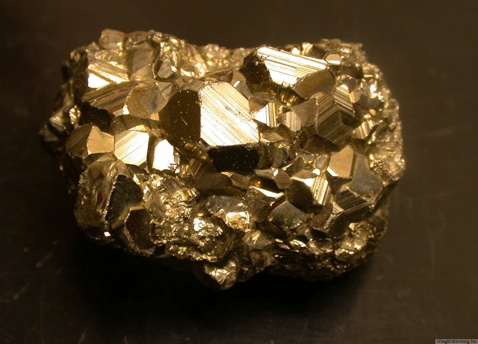 Золото это железо. Золото дураков минерал пирит. Пирит самородок камень. Золото дураков минерал халькопирит. Пирит золото для дураков.