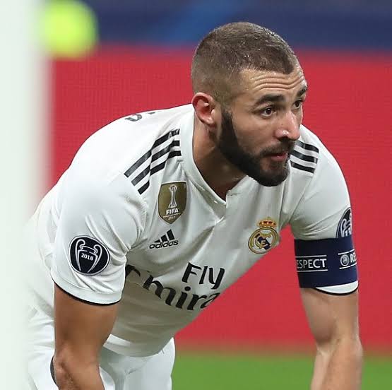 تمديد عقد اللاعب الفرنسي بنزيما مع الفريق الإسباني ريال مدريد بنزيما يوافق على تمديد عقده مع ريال مدريد