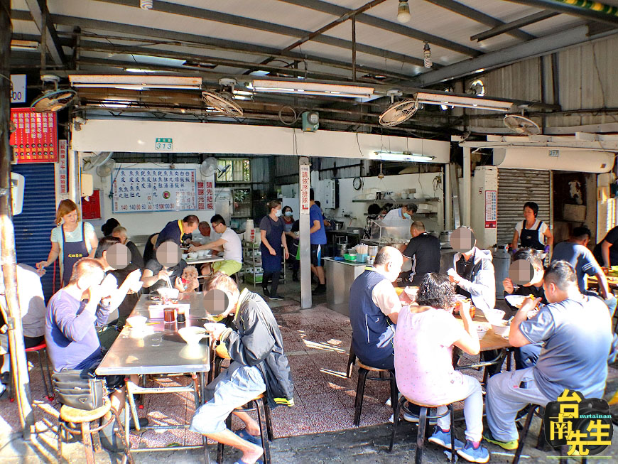 台南虱目魚湯/無店名無招牌飄香40多年/老饕私藏口袋名單/在地人從小吃到大/當天現宰用料新鮮/一大早就人潮滿滿