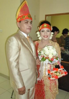 Dalam pesta perkawinan adat batak, terdapatbusana pengantin yang ...