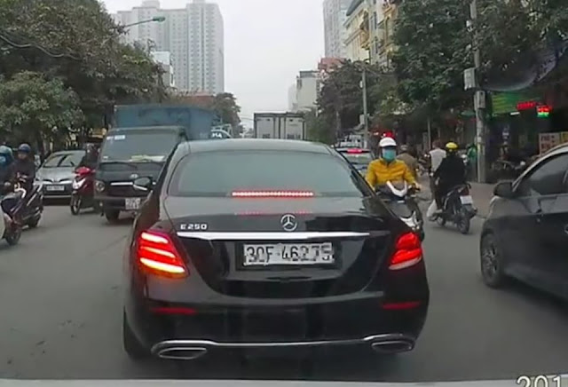 Kinh ngạc xế sang Mercedes “hô biến” biển trắng thành biển xanh 80B trong chớp mắt giữa phố Hà Nội