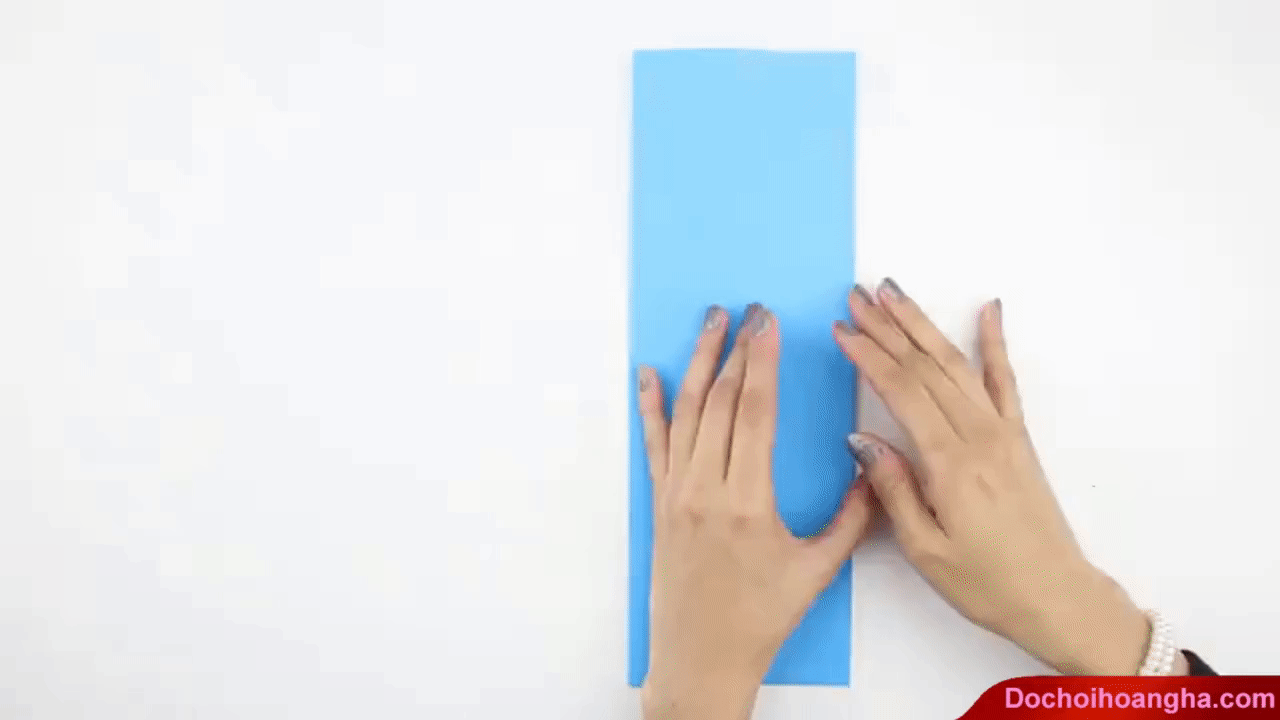 Gấp hai góc trên của tờ giấy vào nếp gấp ở giữa. Gấp hai góc trên của tờ giấy vào nếp gấp ở giữa.