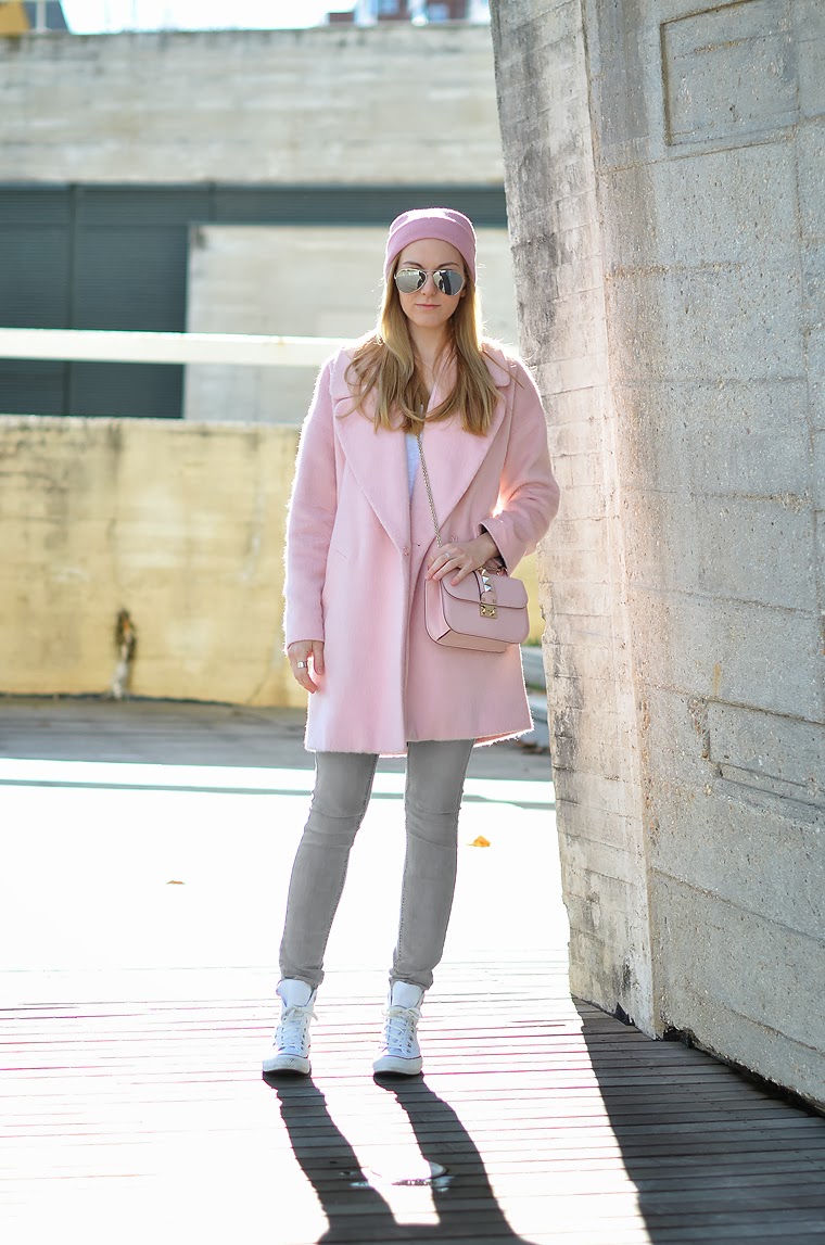 Розовое пальто шапка