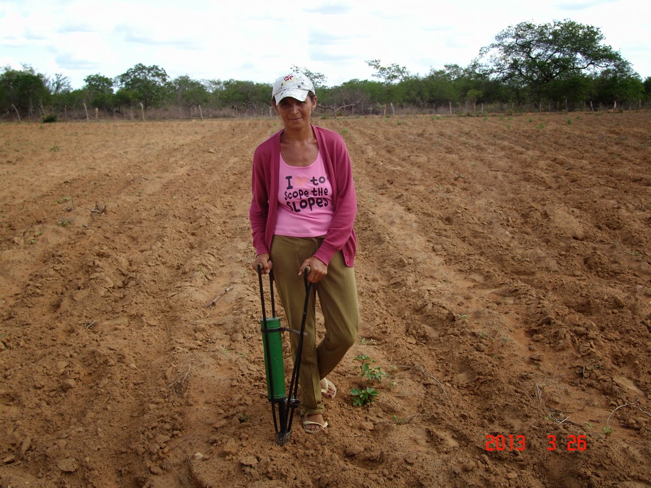 Agricultora realizando plantio