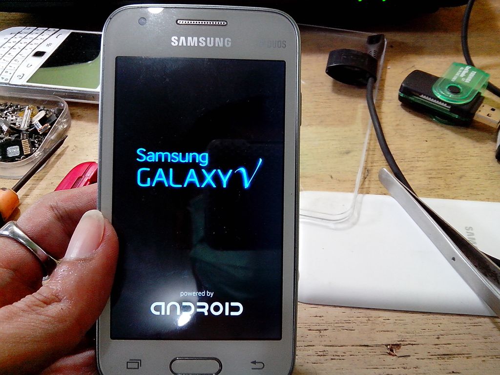 Почему лагает самсунг. Samsung Galaxy 313. Samsung Galaxy v. Самсунг v2111. Самсунг с опечаткой.