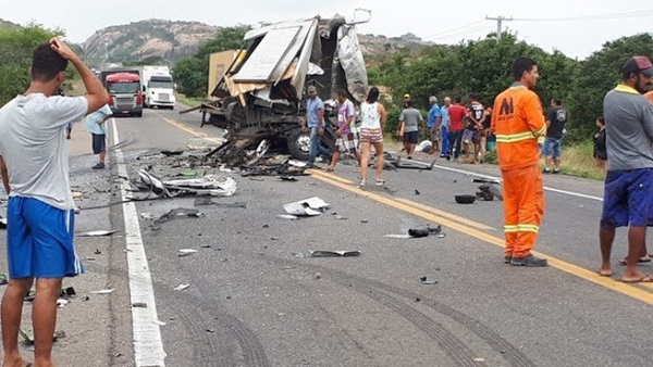 http://www.lentedotrairi.com.br/ Na Bahia, acidente envolvendo caminhão da banda de Léo Santana deixa mortos