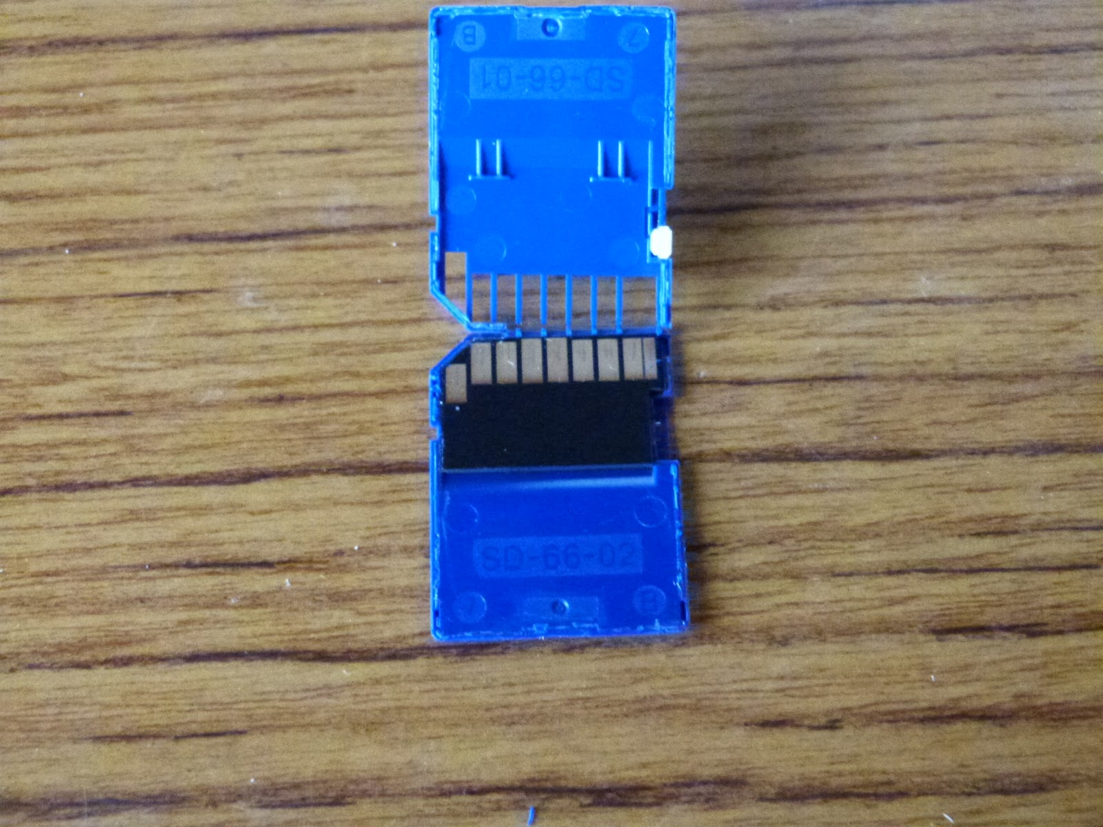 精密ドライバでこじ開けると上1/3だけに黒い部品が詰まってます。