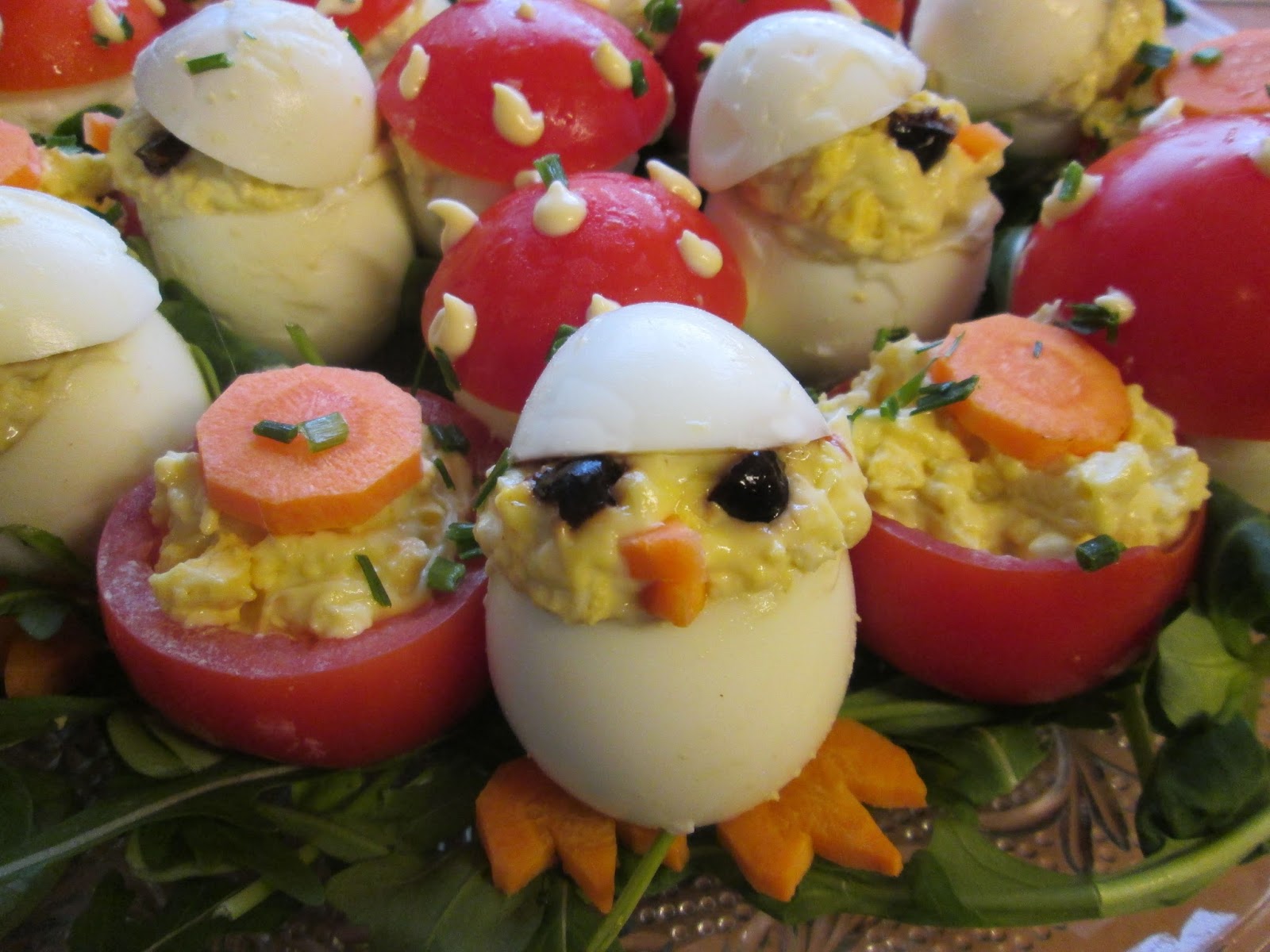 Larentia M. Oeufs mimosas en poussins de Pâques et champignons