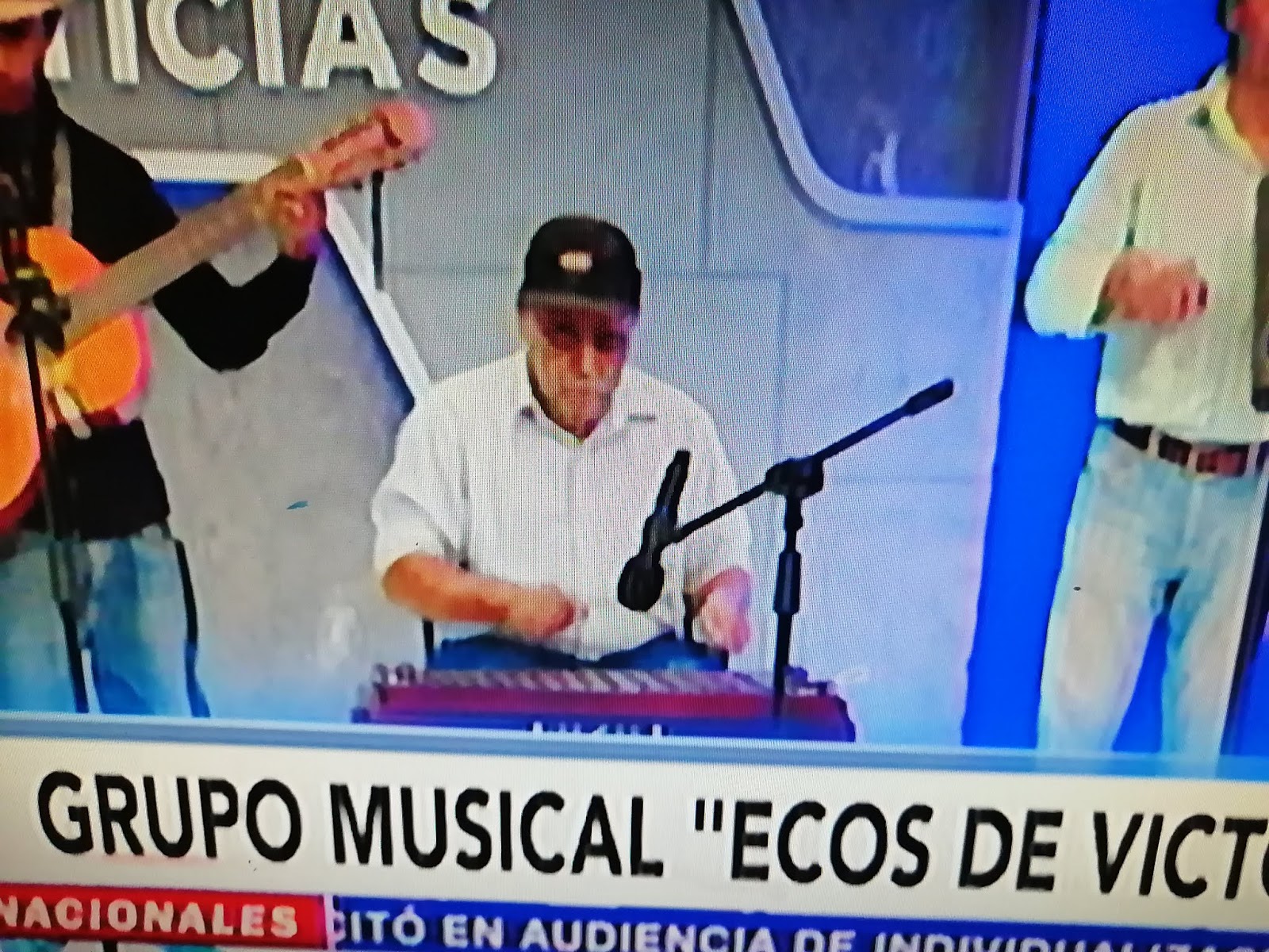 VICTORIA,YORO, HONDURAS. CARGANDO UNA MARIMBA LLEGÓ PARA MOSTRAR SU