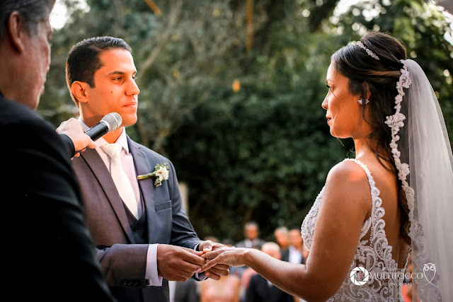 Sítio Geranium, Hyathama Pires, Multifocco, Leilah Cerqueira, casamento a céu aberto, casamento rústico, boho, decoração de casamento, decoração colorida, fotos românticas, foto com madrinhas, madrinhas iguais, Foto com padrinhos, noiva, noivo, altar, emoção, votos
