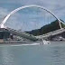 Vídeo flagra momento que ponte de 140 metros desaba em cima de embarcações