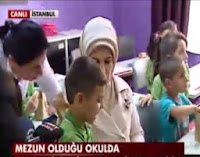 Emine Erdoğan Mezun Olduğu Zeynep Kamil İlkokulunda Kendi Pazılını Yaptı