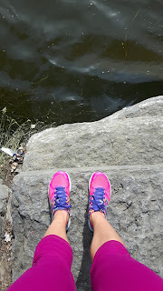 Eau, roches, bord de rivière, jambes de coureuse, espadrilles de course New Balance