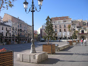  una ciudad alegre y . ciudad medieval