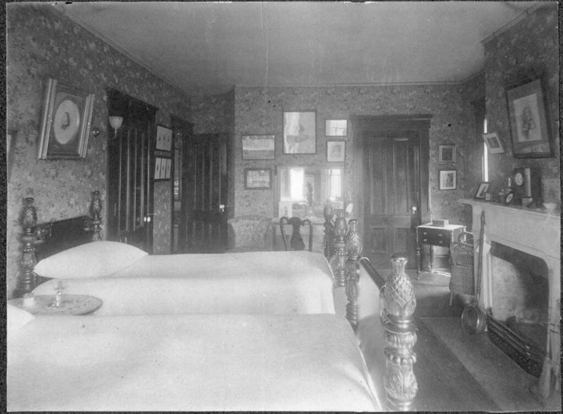 Fascinating Photos Show Interior of a House in Vermont Around 1900