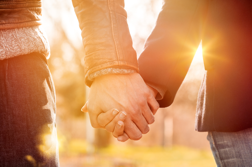 How Do You Hold Hands? Your Answer Reveals What Your Relationship Is Like