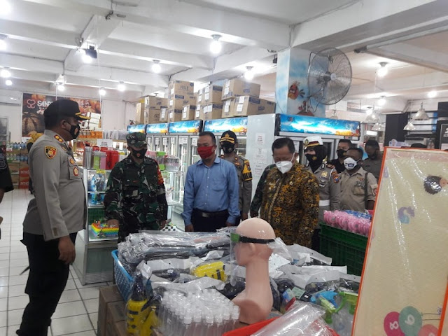 Forkopimda Kota Mojokerto Sidak Penerapan Protokol Kesehatan Di Pusat Perbelanjaan Mojokerto, - Untuk ke sekian kalinya Forum Komunikasi Pimpinan Daerah (Forkopimda) Kota Mojokerto kembali melaksanakan Sidak ke pusat perbelanjaan di wilayah Kota Mojokerto untuk mengecek penerapan pendisiplinan protokol kesehatan, Kamis (3/9/2020). Rombongan Forkopimda terdiri dari Dandim 0815/Mojokerto yang diwakili Kepala Staf Kodim 0815/Mojokerto Mayor Inf M. Jenal Arifin, Kapolres Mojokerto Kota AKBP Deddy Supriadi, S.IK,. M.IK, dan Wakil Walikota Mojokerto H. Achmad Rizal Zakaria langsung menuju Pasar Swalayan Sanrio dan Superindo Jalan Bhayangkara serta Sultan Keraton di Jalan Majapahit Kota Mojokerto, selanjutnya melakukan pengecekan penerapan protokol kesehatan terhadap pegawai pasar swalayan dan pembeli. Pantauan di lapangan masih didapati pegawai/karyawan yang tidak memakai sarung tangan waktu melayani pembeli, tidak ada tanda arah panah keluar dan masuk untuk itu Pemkot Mojokerto memberikan sanksi administrasi kepada pihak swalayan Superindo. Swalayan Sultan Keraton Majapahit Jalan Majapahit Kota Mojokerto, tak luput dari sasaran Sidak Forkopimda, bahkan di lokasi tersebut masih ditemukan tempat cuci tangan yang tidak sesuai prosedur protokol kesehatan dan sejumlah pengunjung yang tidak menggunakan masker. Atas ketidakdisiplinan penerapan protokol kesehatan tersebut, maka Pemkot Mojokerto memberikan sanksi administrasi terhadap pengelola Sultan Keraton Majapahit. Usai Sidak, Kepala Staf Kodim 0815/Mojokerto, Mayor Inf M. Jenal Arifin, mengungkapkan, dilaksanakannya Sidak tersebut dengan tujuan untuk mengetahui, sejauhmana masyarakat mematuhi instruksi dari pemerintahan daerah Kota Mojokerto dan memantau serta mengawasi secara langsung penerapan pendisiplinan protokol kesehatan, sekaligus memberikan himbauan dan edukasi kepada pengunjung di pusat-pusat keramaian untuk selalu mematuhi protokol kesehatan, yakni M3, memakai masker, mencuci tangan dan menjaga jarak serta menghindari kerumunan. “Kegiatan ini merupakan tindak lanjut dari Inpres Nomor 6 tahun 2020 tentang peningkatan disiplin dan penegakan hukum protokol kesehatan dalam pencegahan dan pengendalian Corona Virus Disease 2019 (Covid-19) di wilayah Kota Mojokerto”, pungkasnya. (Jayak)