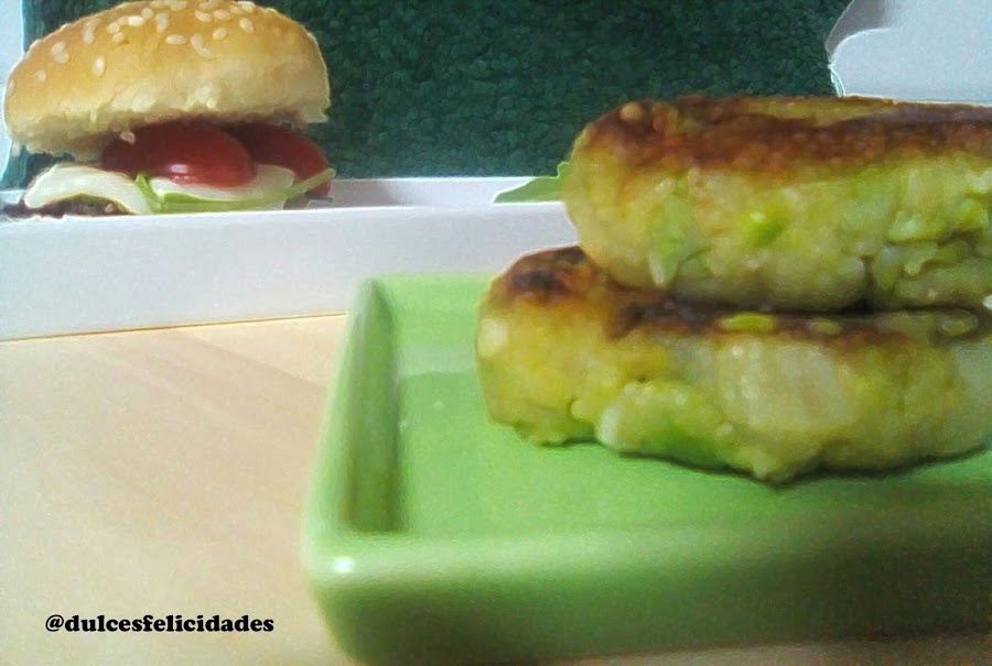 Hamburguesas de guisantes con salsa de yogur