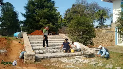 Dia 15 de setembro de 2016, Bizzarri em seda da Fazenda Atibaia-SP, acompanhando na construção da escada de pedra folheta com as muretas de pedra e execução do paisagismo.