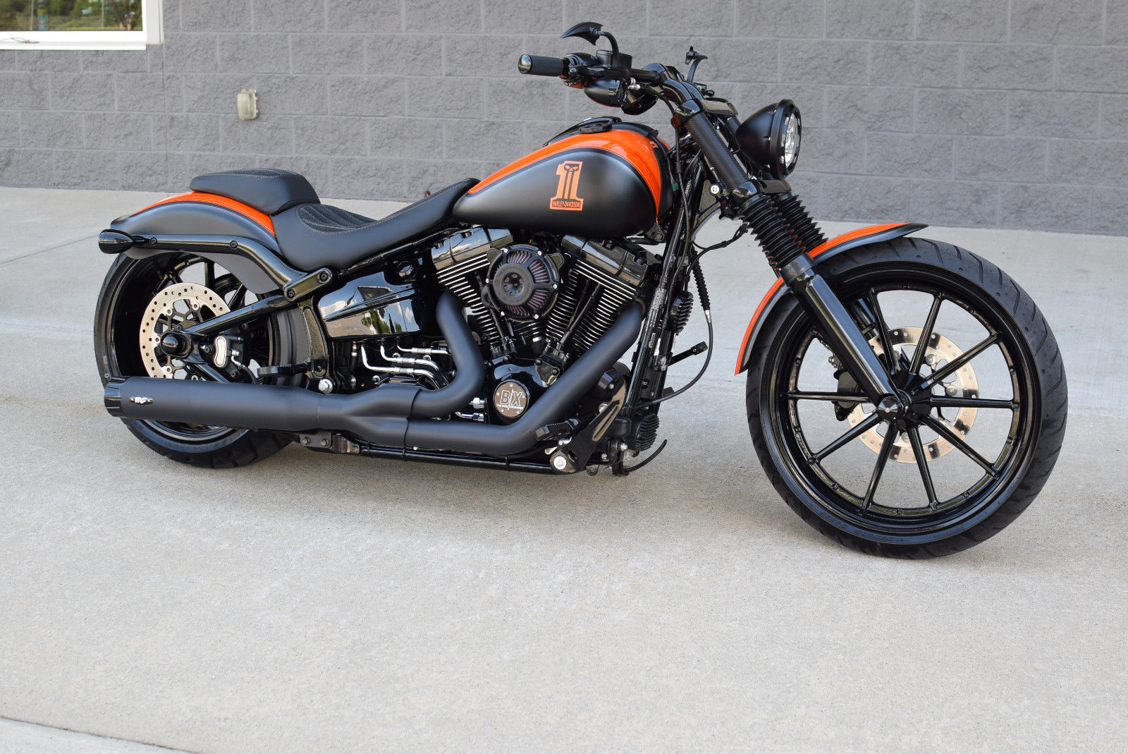 Harley davidson breakout. Harley davidson roadster 1200. харлей 2016. харлей 2016. черный харлей.