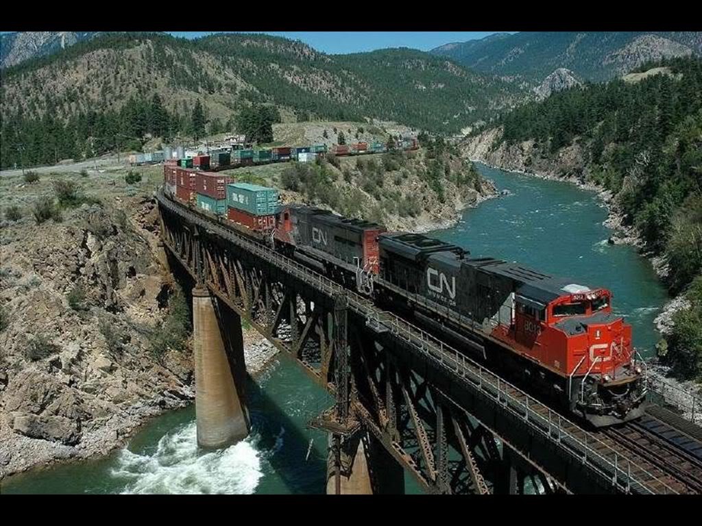 Известные железные дороги. Поезд на мосту. Железная дорога Канады. Поезд едет по мосту. Паровоз на мосту.