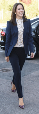 Veste Alexander Mc Queen / top Baum & Pfergarten / escarpins Gianvito Rossi