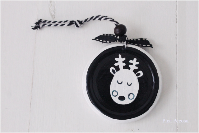 tapas-botes-pintadas-decoracion-navidad-falsas-rodajas-madera-marcador-mesa