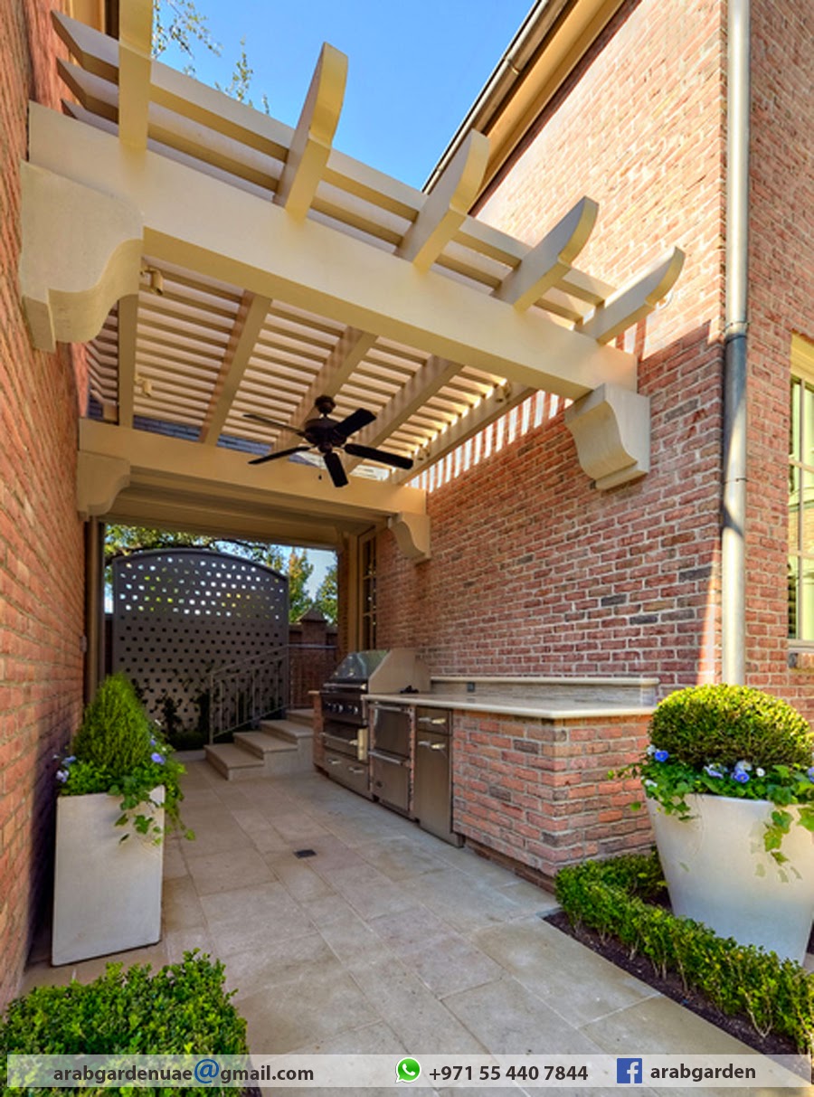 двор в частном доме. гараж с навесом из поликарбоната. терраса пергола зона патио. закрыть двор. закрыть двор.