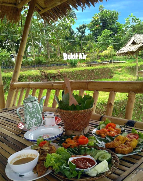 Bukit Air Resto Bogor, Makan diatas Kolam Ikan dan Saung ...